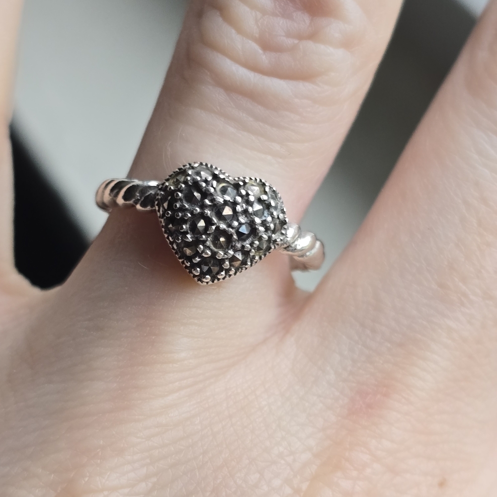 Vintage .925 Han Marcasite Heart Ring With Twist Band Sz6.75-2.2 Mm